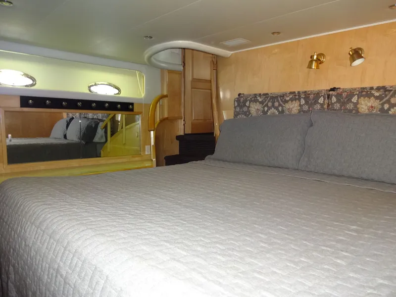 Slide: The Image of Navigator 5600 Sundance Pilothouse 1997 - 89