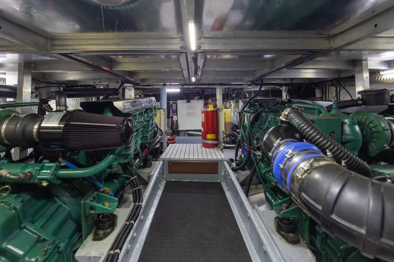 Slide: The Image of Navigator 5600 Sundance Pilothouse 1997 - 93