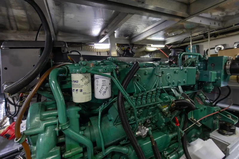 Slide: The Image of Navigator 5600 Sundance Pilothouse 1997 - 95