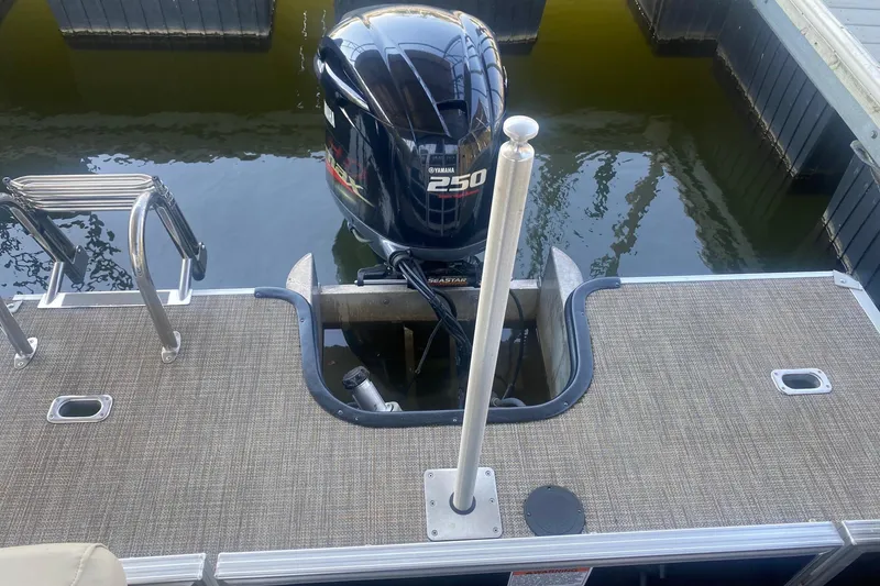 Slide: The Image of 2017 Sylvan Mirage Cruise 8524 LZ PB pontoon boat with Yamaha 250 outboard motor. - 11