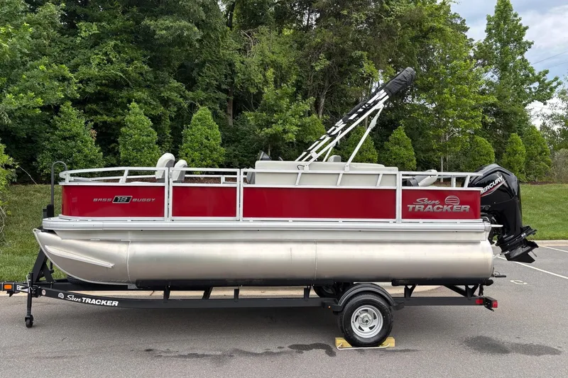 Slide: The Image of Sun Tracker Bass Buggy 18 DLX 2026 - 4