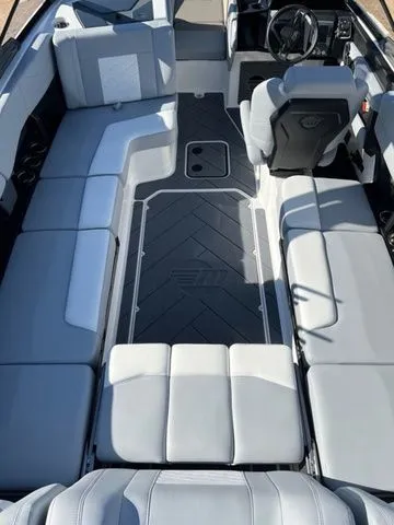 Slide: The Image of Malibu Wakesetter 23 LSV 2026 - 10