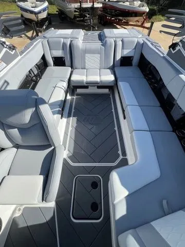 Slide: The Image of Malibu Wakesetter 23 LSV 2026 - 11