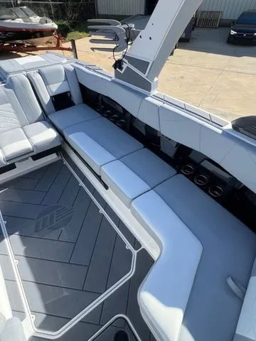 Slide: The Image of Malibu Wakesetter 23 LSV 2026 - 12