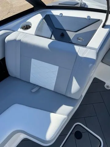 Slide: The Image of Malibu Wakesetter 23 LSV 2026 - 13