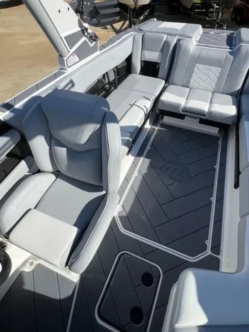 Slide: The Image of Malibu Wakesetter 23 LSV 2026 - 14