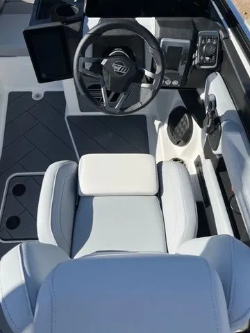 Slide: The Image of Malibu Wakesetter 23 LSV 2026 - 15