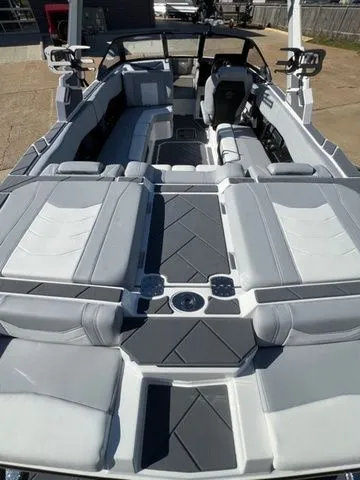 Slide: The Image of Malibu Wakesetter 23 LSV 2026 - 9