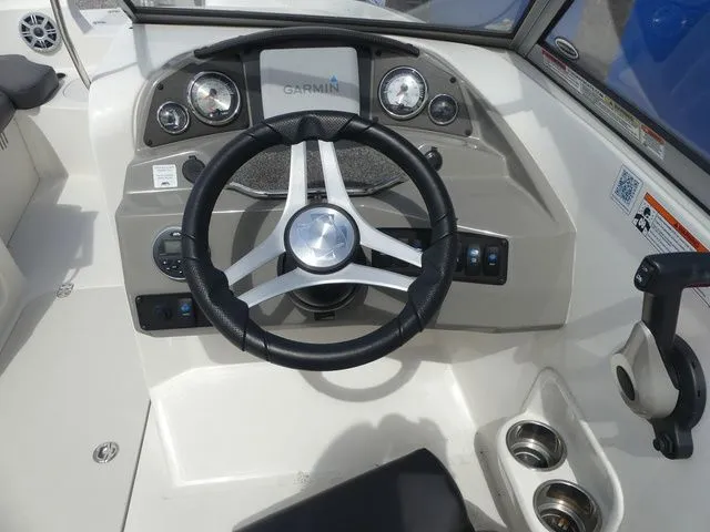 Slide: The Image of Stingray 201DC (OB) 2020 - 20