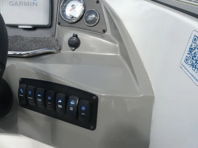 Slide: The Image of Stingray 201DC (OB) 2020 - 24