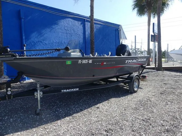 The Image of Tracker Pro Guide V-16 SC 2017 - 1