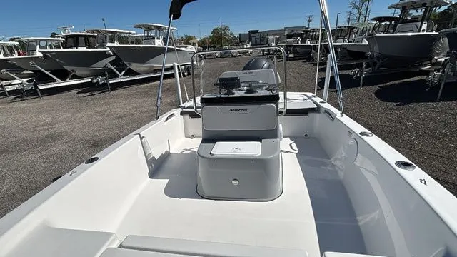 Slide: The Image of Sea Pro 172 Bay 2026 - 9