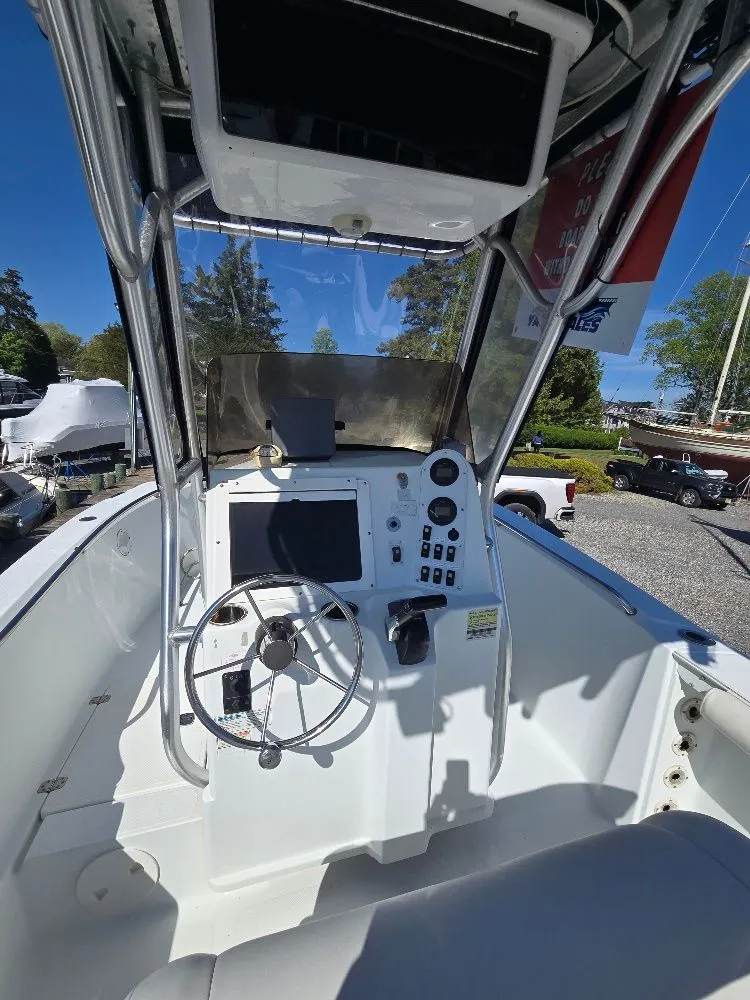 Slide: The Image of 2004 Polar 2100 CC Center Console boat dashboard. - 15
