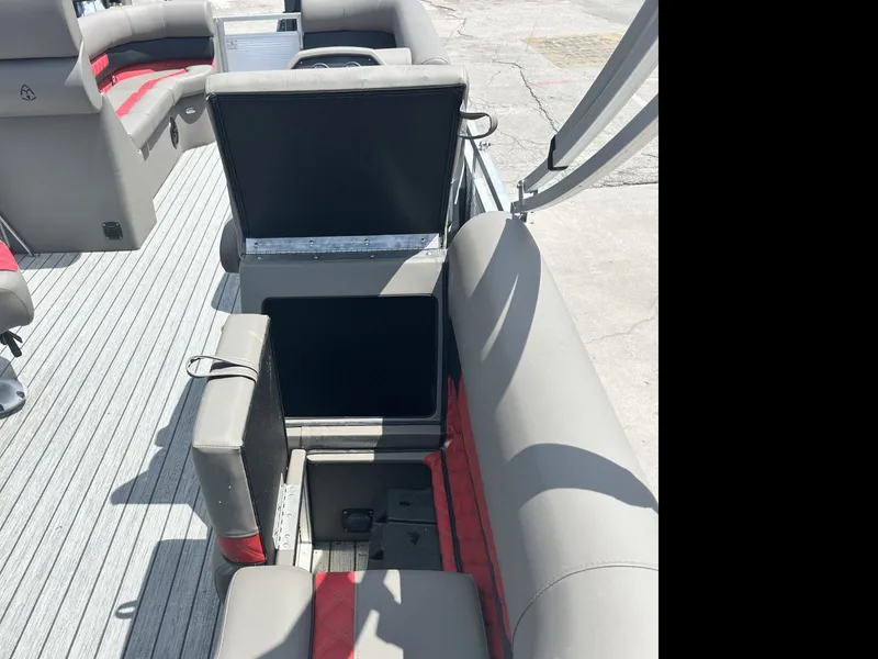 Slide: The Image of Armada Drakkar 248 Tritoon w/200HP Suzuki & Tandem axle trailer 2025 - 14