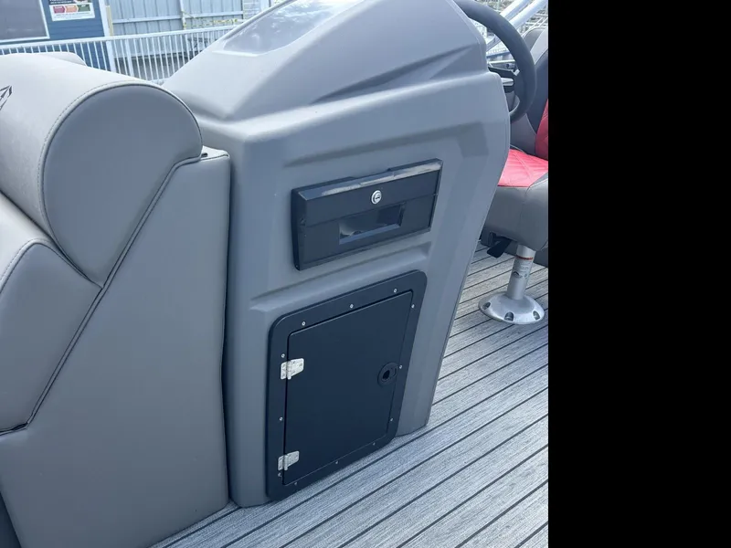 Slide: The Image of Armada Drakkar 248 Tritoon w/200HP Suzuki & Tandem axle trailer 2025 - 9