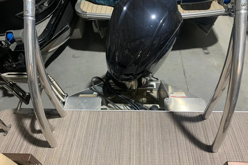 Slide: The Image of 2019 Veranda Relax VR25RC boat engine and deck, featuring stainless steel railings. - 3