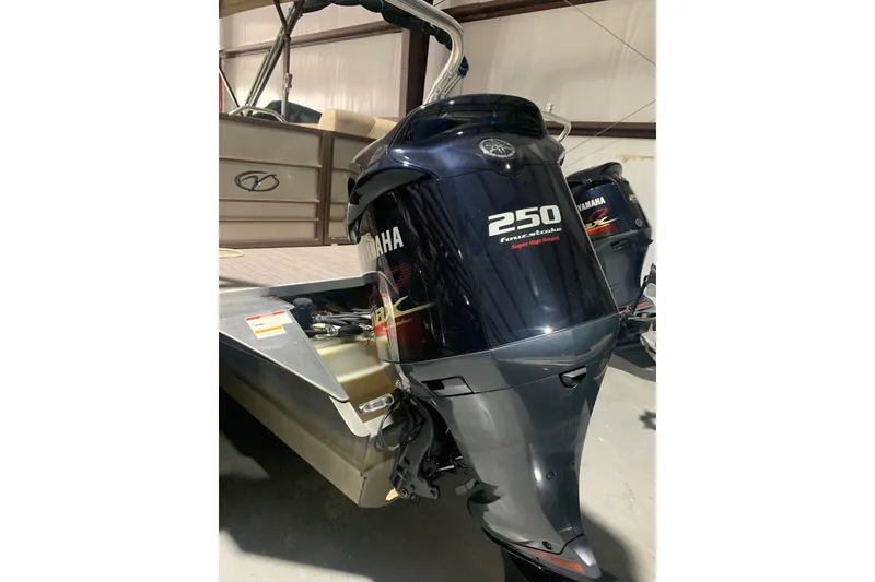 Slide: The Image of 2019 Veranda Relax VR25RC with Yamaha 250 horsepower outboard motor in a storage facility. - 5