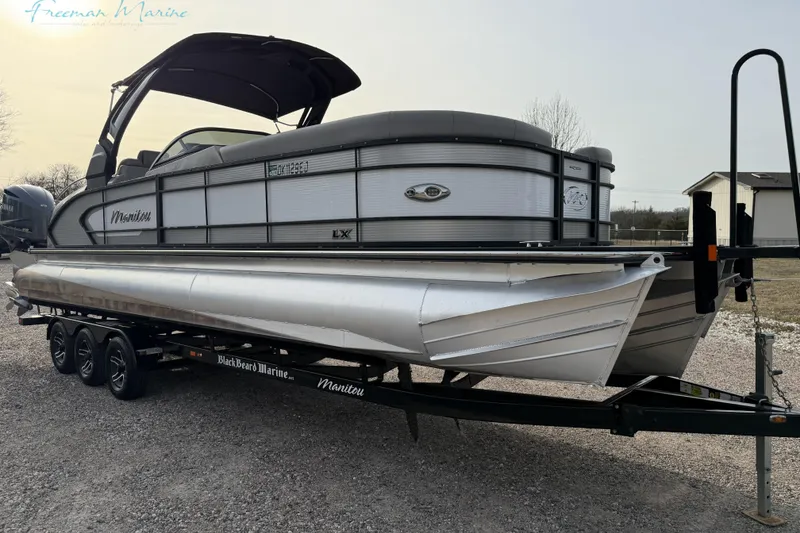 Slide: The Image of 2022 Manitou 27 LX SRW pontoon boat on trailer, side view. - 6
