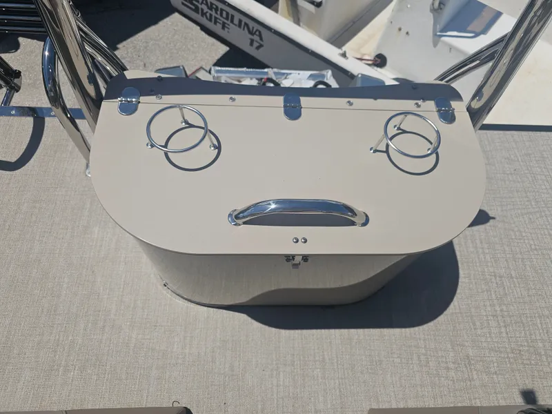 Slide: The Image of Avalon LSZ 2385 Tritoon with cup holders, 2026 model. - 21