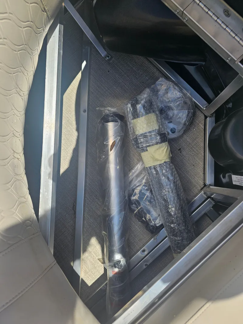 Slide: The Image of Interior of Avalon LSZ 2385 QUAD LOUNGER TRITOON 2026 with accessories. - 27