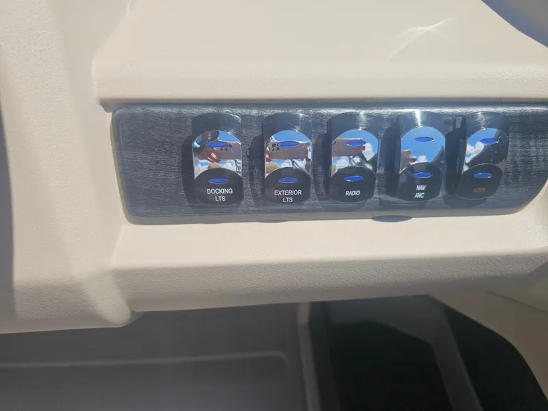 Slide: The Image of Switch panel of Avalon LSZ 2385 QUAD LOUNGER TRITOON 2026. - 31