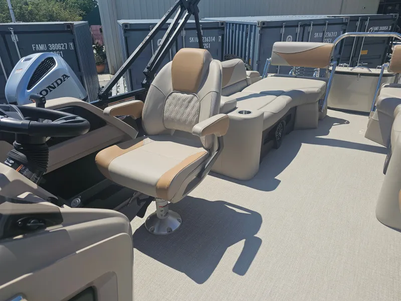 Slide: The Image of Interior of Avalon LSZ 2385 Quad Lounger Tritoon 2026. - 33