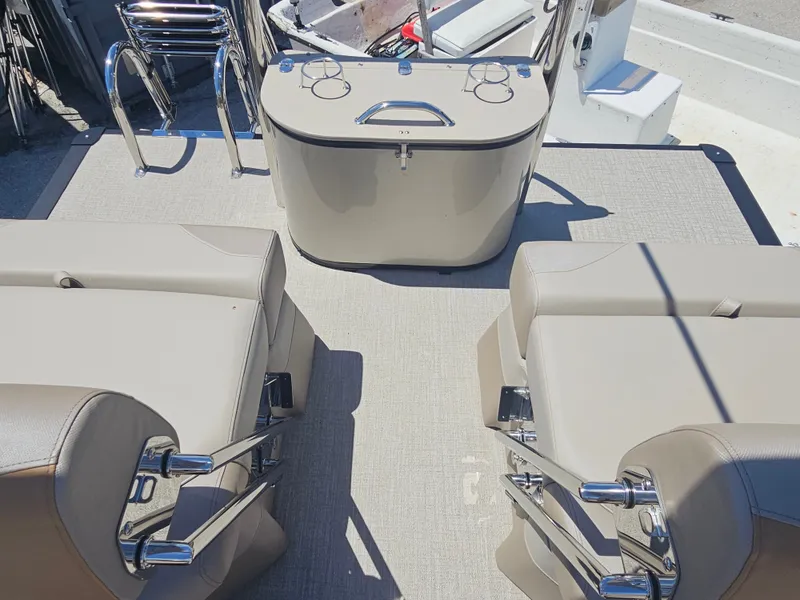 Slide: The Image of Interior of Avalon LSZ 2385 QUAD LOUNGER TRITOON 2026. - 6