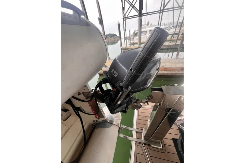 Slide: The Image of Outboard motor on a 1999 Maxum 4100 SCB yacht at a marina. - 41