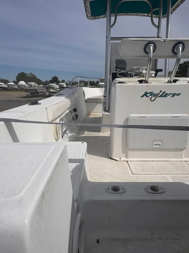 Slide: The Image of 2005 Key Largo 20 boat with helm and seating area. - 1