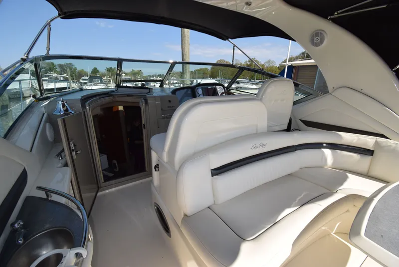 Slide: The Image of Sea Ray 390 Sundancer 2004 - 17