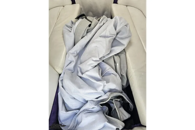 Slide: The Image of Crumpled fabric on white leather seats of a 2001 Powerquest 280 Silencer boat. - 64