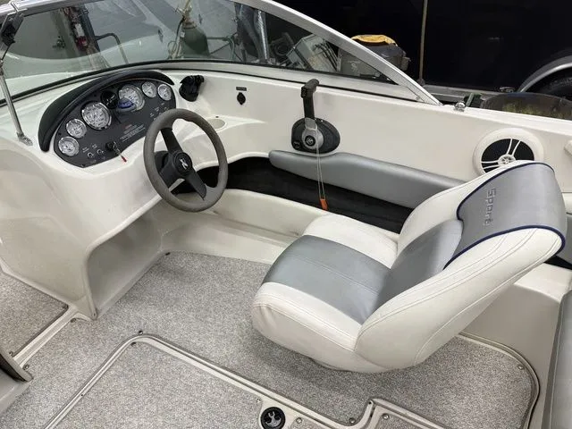 Slide: The Image of Sea Ray 175 Sport Bowrider 140hp w/Trailer 2008 - 3
