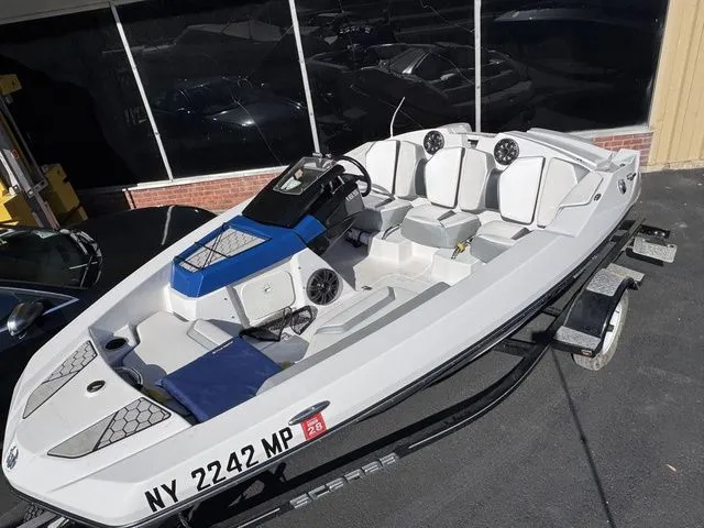 Slide: The Image of Scarab 165H.O. w/250hp, Trailer Only 48hrs 2018 - 3