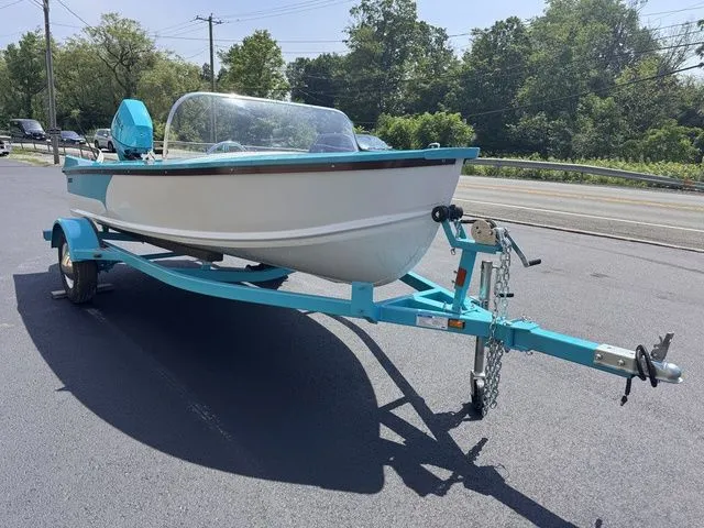 Slide: The Image of Starcraft 57 Ski Champ Includes 25hp and Trailer 2025 - 3