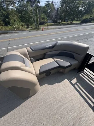 Slide: The Image of SunChaser Geneva Sport 23 LR DH Tri-Toon 2026 - 19