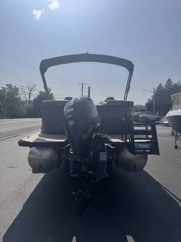 Slide: The Image of SunChaser Geneva Sport 23 LR DH Tri-Toon 2026 - 7