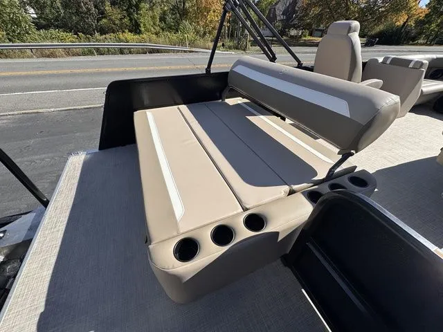 Slide: The Image of Premier 220 Sunscape RL-CL PTX Tri-Toon 150hp w/Trailer 2026 - 10