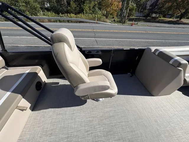 Slide: The Image of Premier 220 Sunscape RL-CL PTX Tri-Toon 150hp w/Trailer 2026 - 11