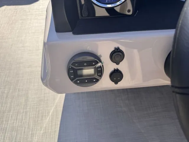 Slide: The Image of Premier 220 Sunscape RL-CL PTX Tri-Toon 150hp w/Trailer 2026 - 15