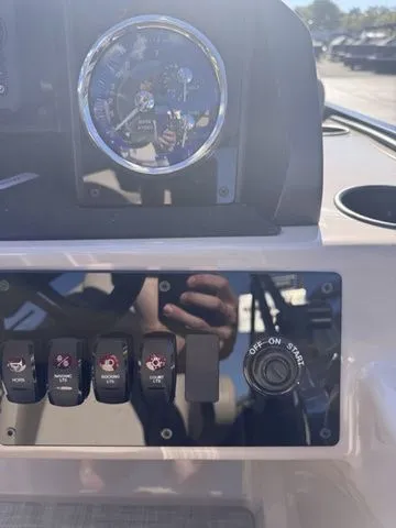 Slide: The Image of Premier 220 Sunscape RL-CL PTX Tri-Toon 150hp w/Trailer 2026 - 17