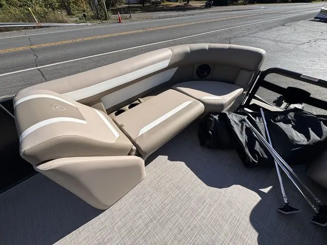 Slide: The Image of Premier 220 Sunscape RL-CL PTX Tri-Toon 150hp w/Trailer 2026 - 19