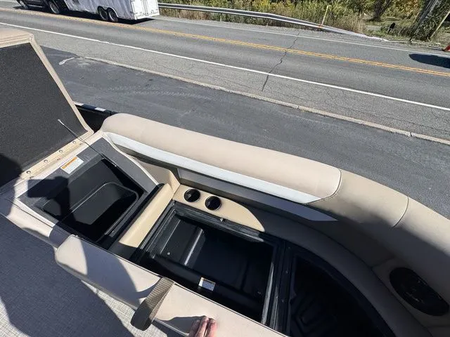 Slide: The Image of Premier 220 Sunscape RL-CL PTX Tri-Toon 150hp w/Trailer 2026 - 21