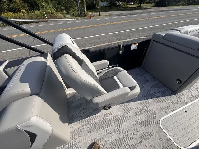 Slide: The Image of Starcraft SLS 3 R Tri-Toon Includes 200hp and Trailer 2026 - 17