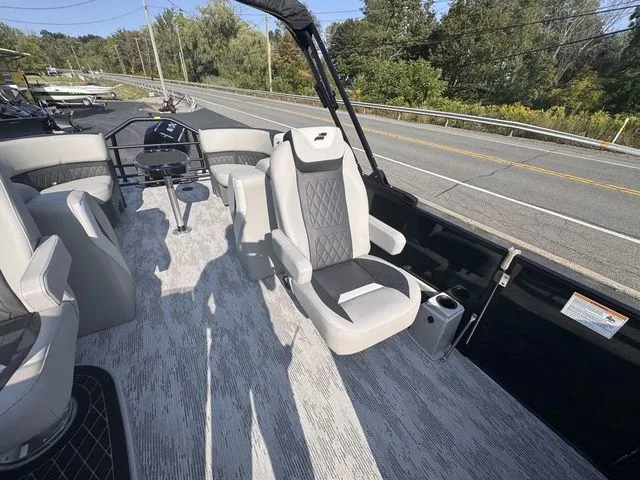 Slide: The Image of Starcraft SLS 3 R Tri-Toon Includes 200hp and Trailer 2026 - 18