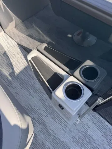 Slide: The Image of Starcraft SLS 3 R Tri-Toon Includes 200hp and Trailer 2026 - 29