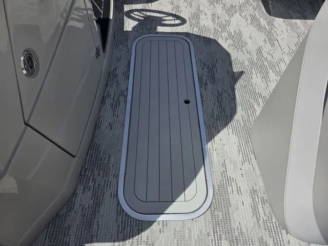 Slide: The Image of Starcraft SLS 3 R Tri-Toon Includes 200hp and Trailer 2026 - 39