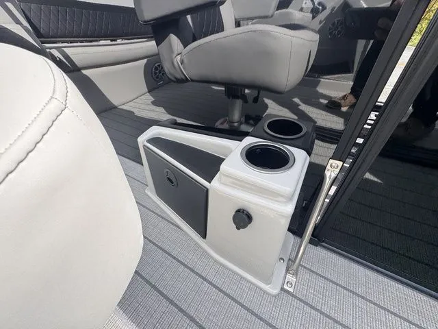 Slide: The Image of Starcraft SLS 3 Q DH Tri-Toon Includes 200hp and Trailer 2026 - 21