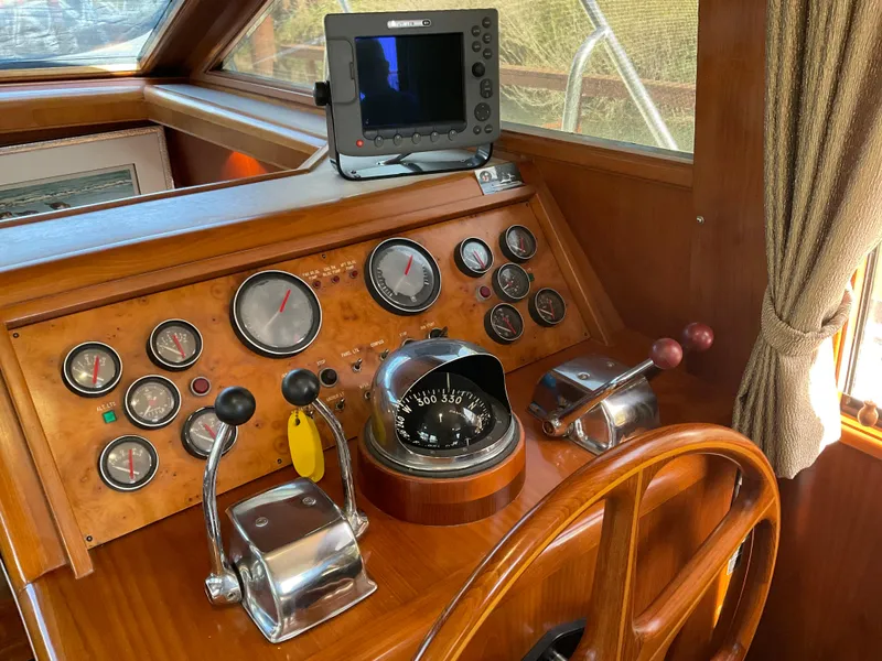 Slide: The Image of Helm of the 1990 Ocean Alexander 440 Sundeck CPMY. - 24