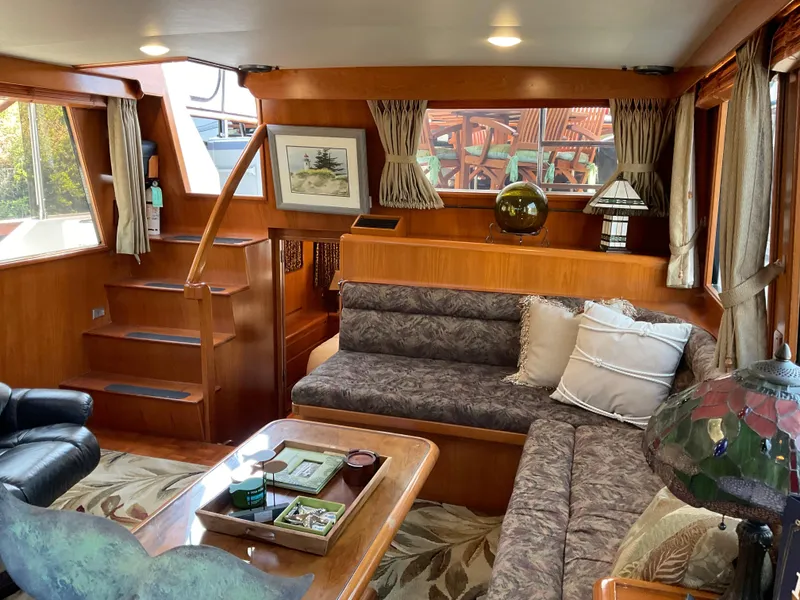 Slide: The Image of Interior of 1990 Ocean Alexander 440 Sundeck CPMY yacht. - 28