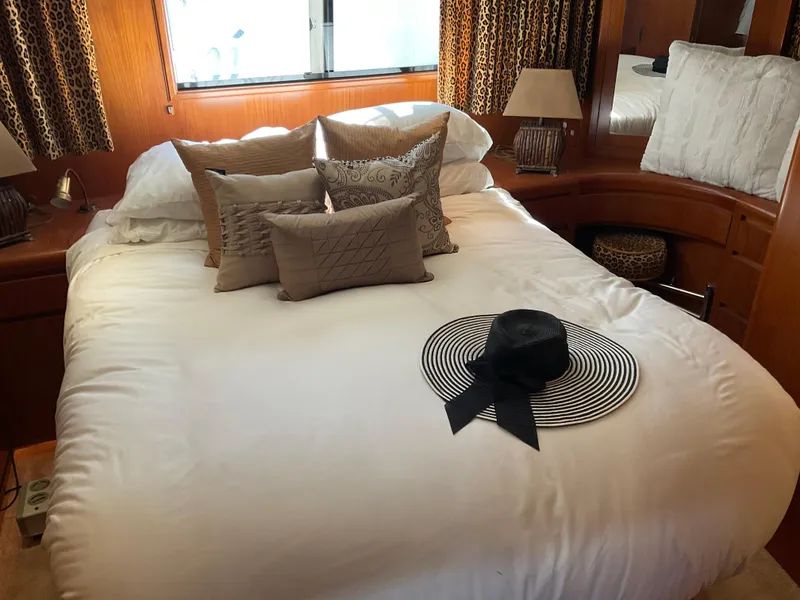 Slide: The Image of Luxurious bedroom on Ocean Alexander 440 Sundeck CPMY 1990 yacht. - 36